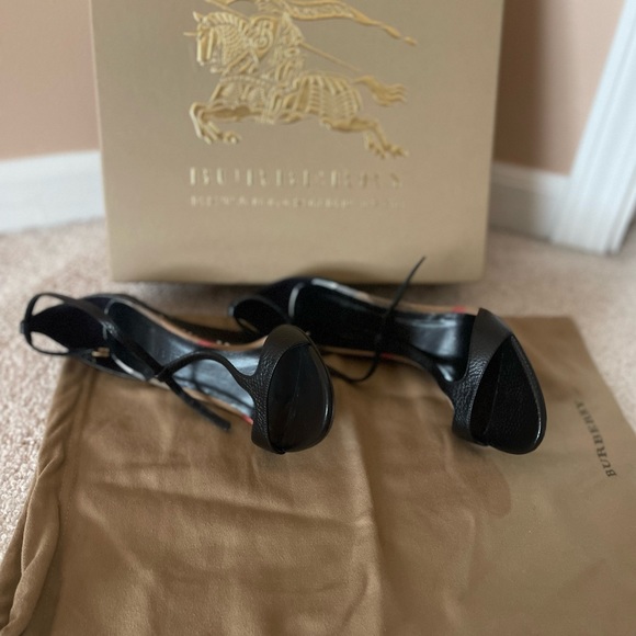 BURBERRY Sandals!! - Picture 5 of 9